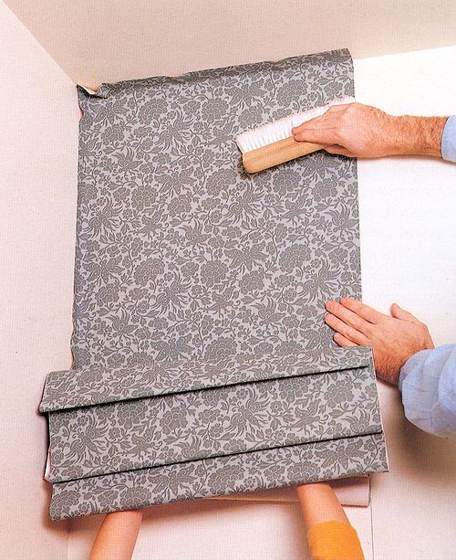 откуда клеить обои